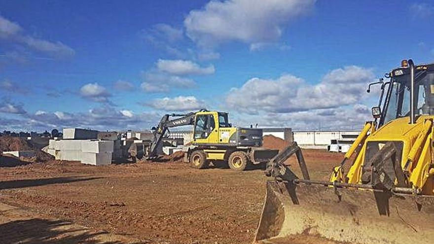 Obras de construcción de nuevas sepulturas en el cementerio de Benavente.