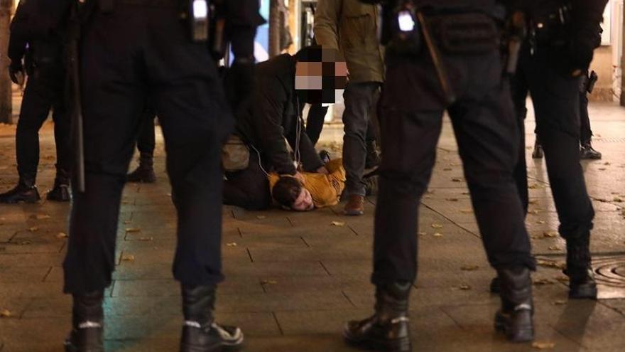 Una protesta de negacionistas trata de forzar el toque de queda en Zaragoza y acaba con cinco detenidos