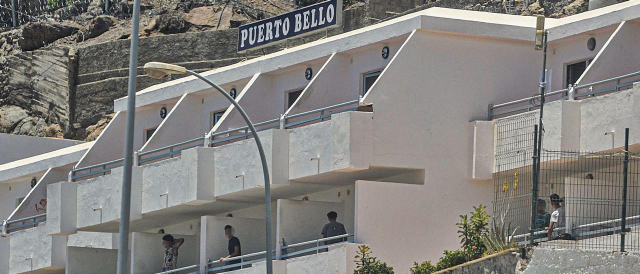 Jóvenes internos en el centro de menores ubicado en el Puerto Bello, en las terrazas del complejo.