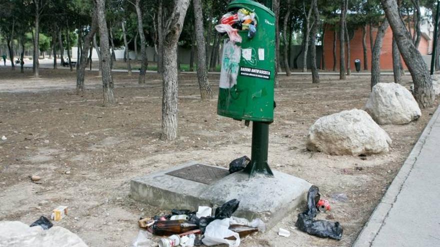 Los vecinos piden más limpieza en los pinares de la calle Oviedo