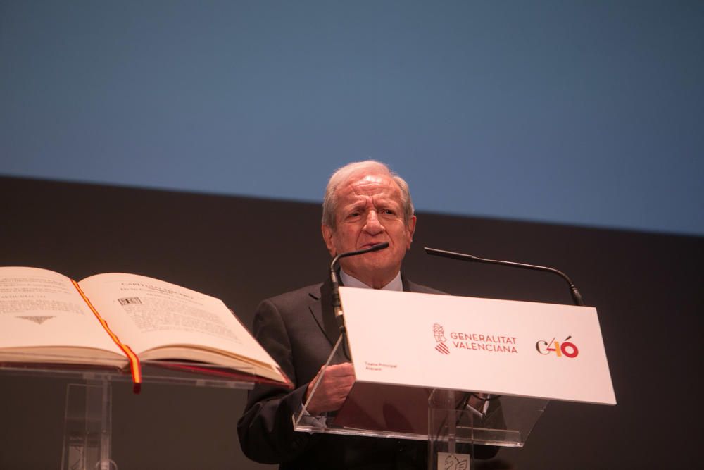 La Generalitat en pleno celebra en Alicante las cuatro décadas de la Carta Magna con un acto institucional en el Teatro Principal que llega en medio de los ataques al modelo territorial y de la alerta ultra.