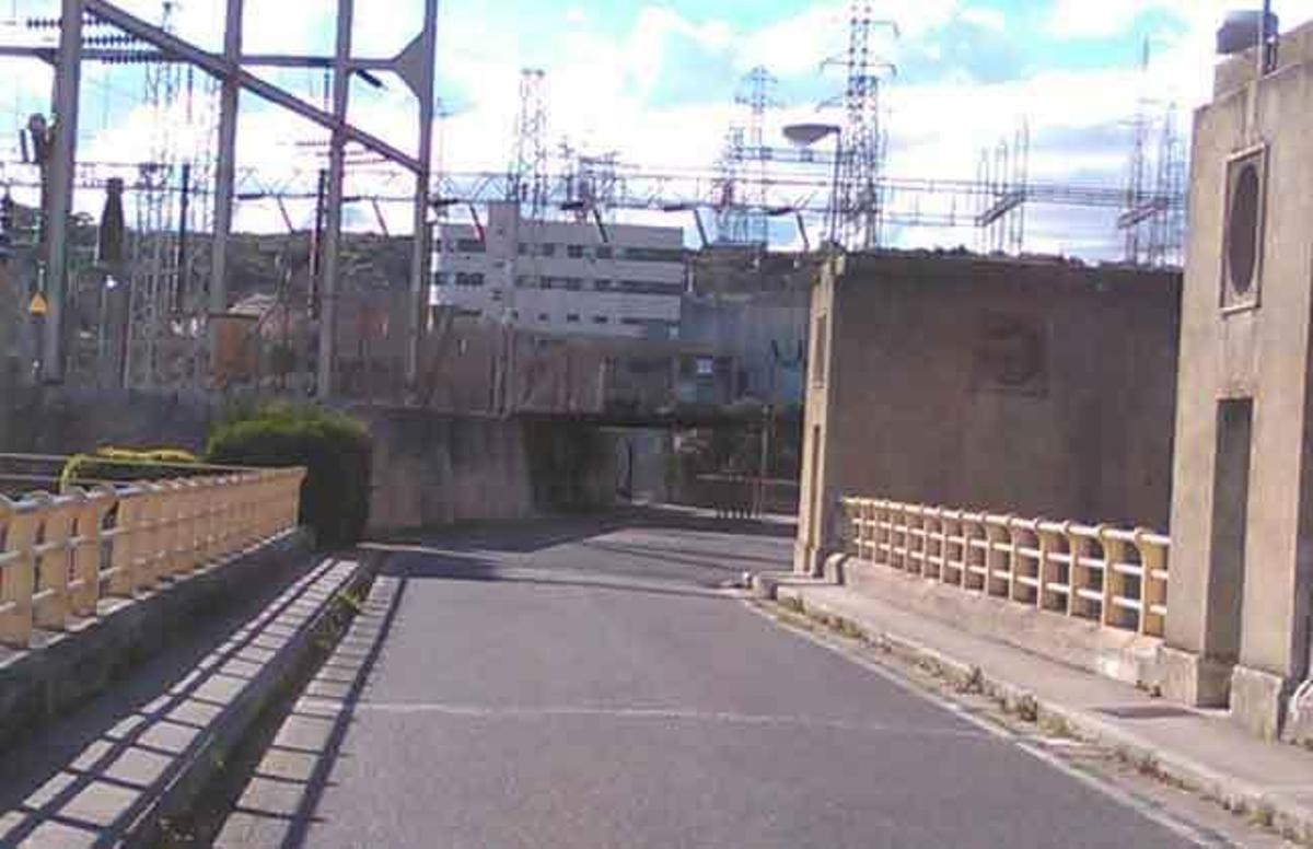 Presa del embalse de Ricobayo con el Centro de Operación de Cuenca al fondo.