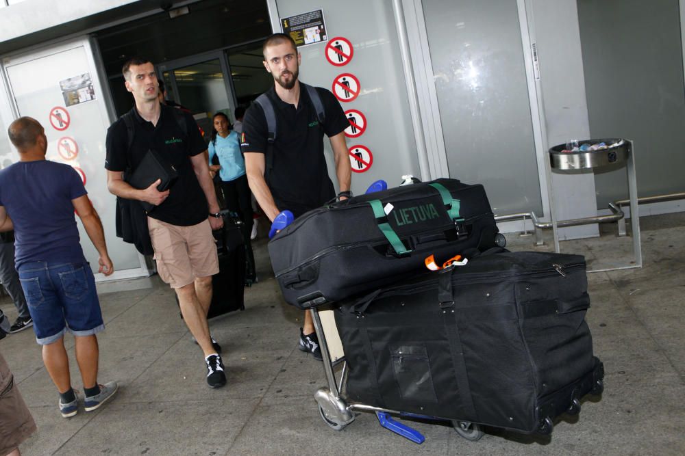 Las estrellas del combinado español fueron recibidas por los aficionados en el aeropuerto de la Costa del Sol, a donde también llegó la selección lituana con el excajista Kuzminskas