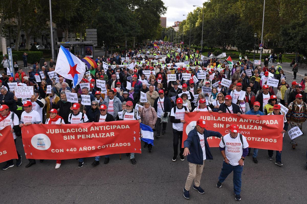Protestas de jubilados en el Paseo del Prado de Madrid.