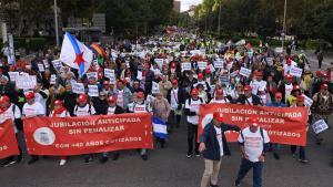 Protestas de jubilados en el Paseo del Prado de Madrid.