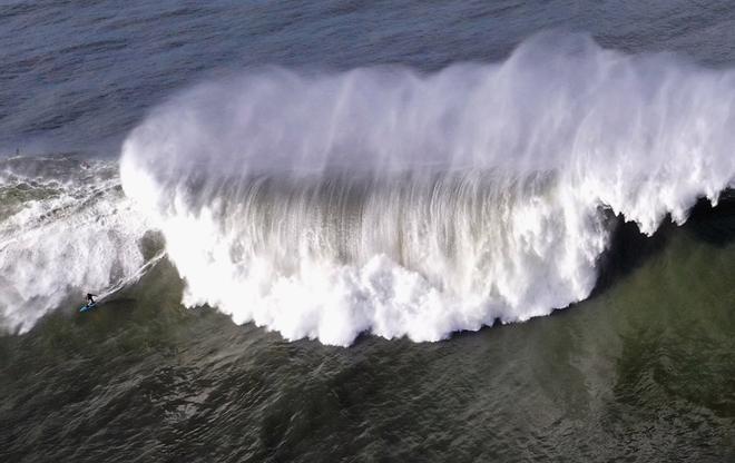 Un surfista monta una ola en Mavericks, en Half Moon Bay, California. Un oleaje gigante trajo olas de hasta 50 pies de altura al norte de California.