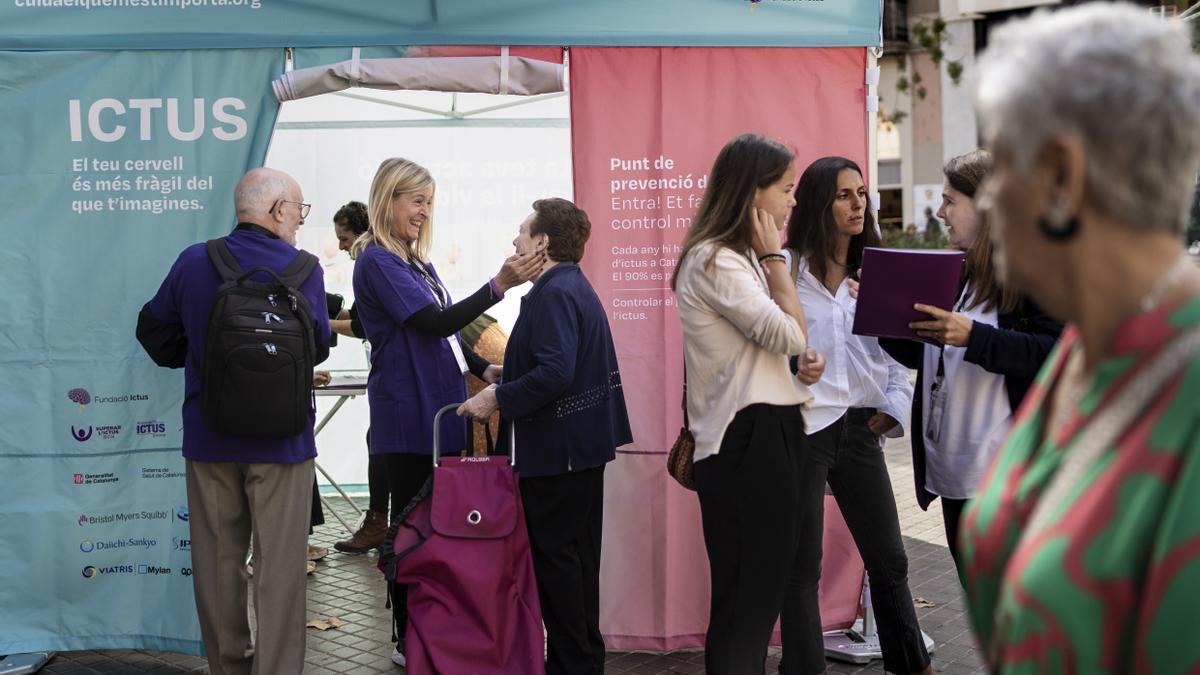 Barcelona 28.10.2022 Sociedad, Campaña de concienciación del Ictus. En el mercat de Sant Antoni (C/Tamarit amb C/Borrell) En la imagen, personal sanitarios y voluntarios informan y hacen pruebas de tensión y diagnósticos de pulso a vecinos y personas interesadas, dentro la carpa que se ha instalado en la entrada del Mercat. Foto Laura Guerrero