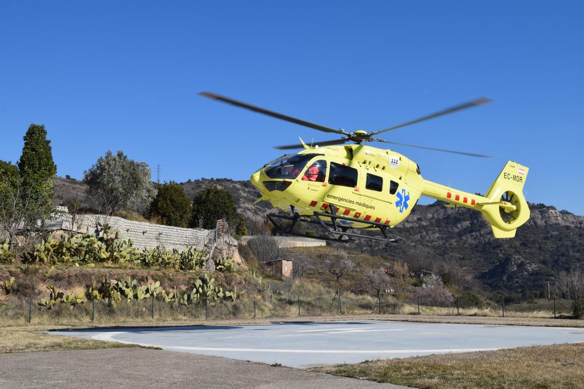 L'helicòpter del SEM enlairant-se des de l'heliport de Berga