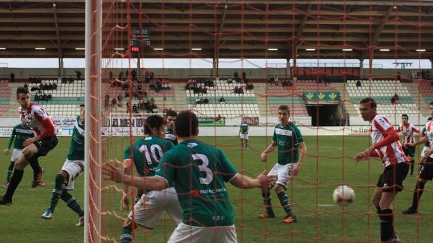 Un jugador del Zamora remata un balón entre varios defensores del Coruxo, en un lance del partido de ayer. // La Opinión de Zamora