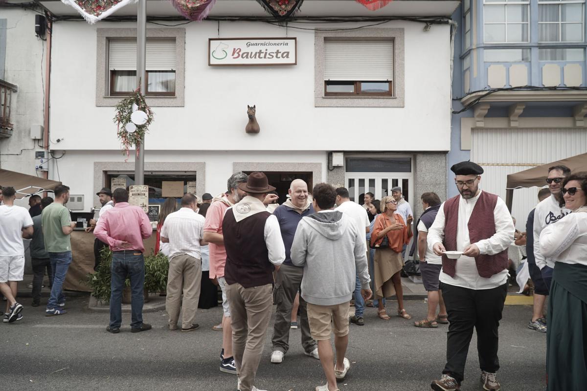 La Feria 1900 de Curtis revive un negocio familiar del siglo XX para destinar sus beneficios a la Fundación Centro Oncológico de Galicia.