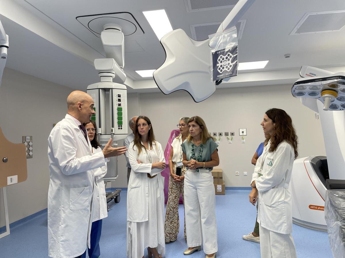 La delegada de Salud, durante su visita al nuevo quirófano híbrido del hospital Reina Sofía.