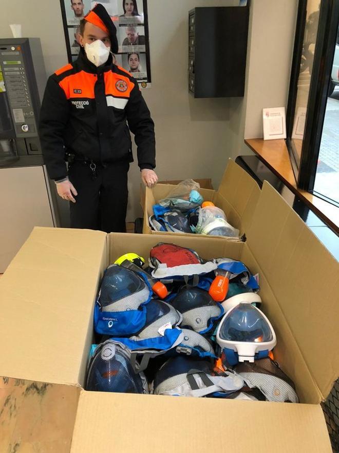 La Policía Local de Parets y Protección Civil también han entregado al Hospital de Granollers un total de 33 unidades de mascarillas de Snorkel.