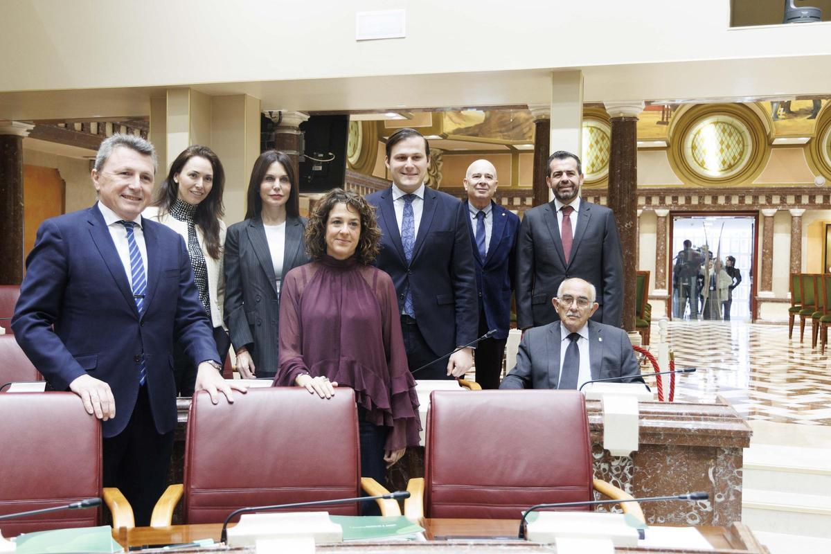 María José Ruiz, en el centro, fue la encargada del Grupo Vox de defender la moción contra la vestimenta islámica.