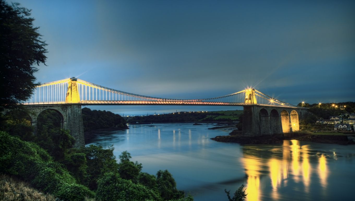Puente de Menais al anochecer