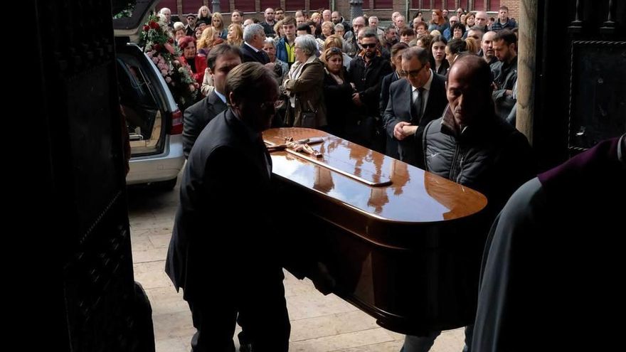 La llegada del féretro a la iglesia de Ciaño.