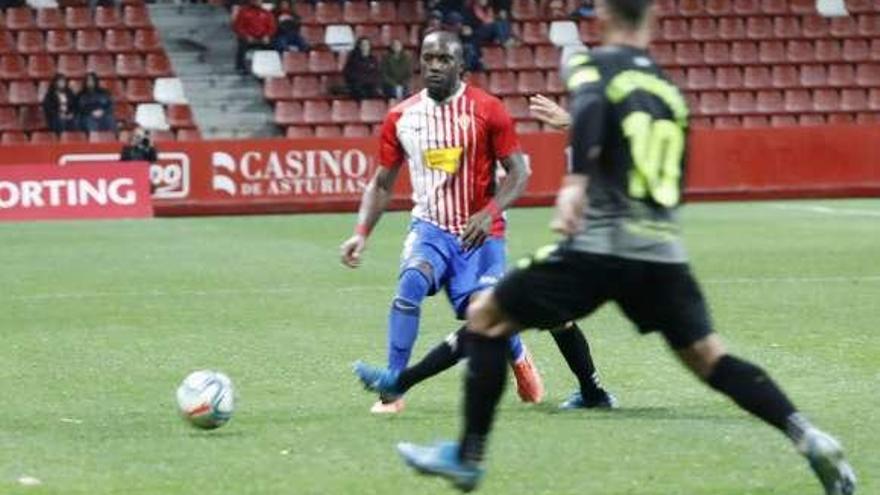 El defensa del Sporting Babin, durante el partido de ayer.