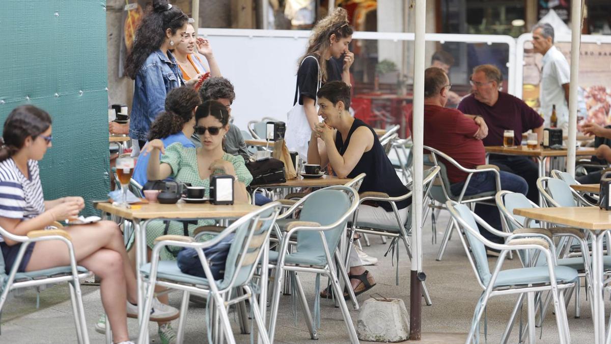 Terrazas llenas en la Plaza de Compostela ante el calor de los últimos días.