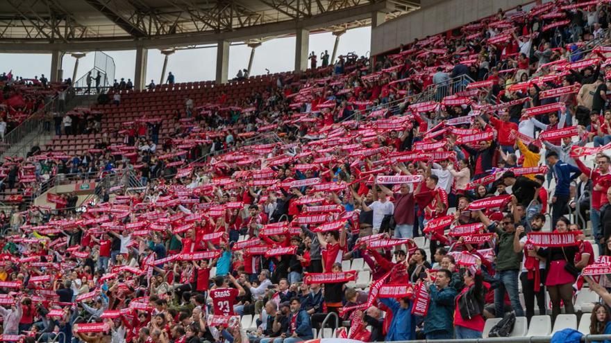 Peñistas del Real Murcia siguen sin recibir su abono a 48 horas del debut en casa