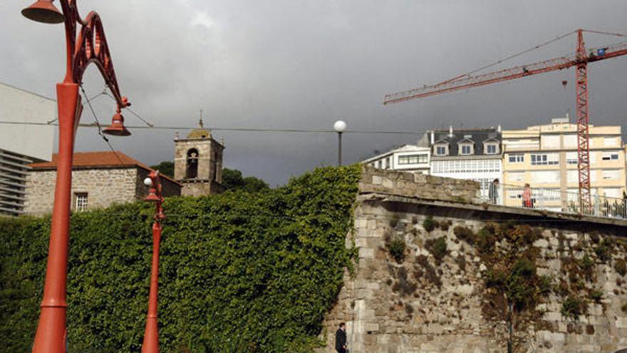 Vista de las murallas en la ciudad vieja de A Coruña.