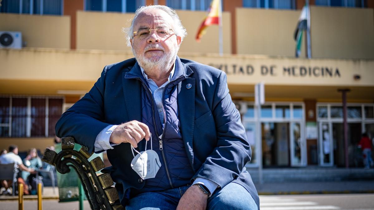 Agustín Muñoz Sanz a las puertas de la Facultad de Medicina de la Uex