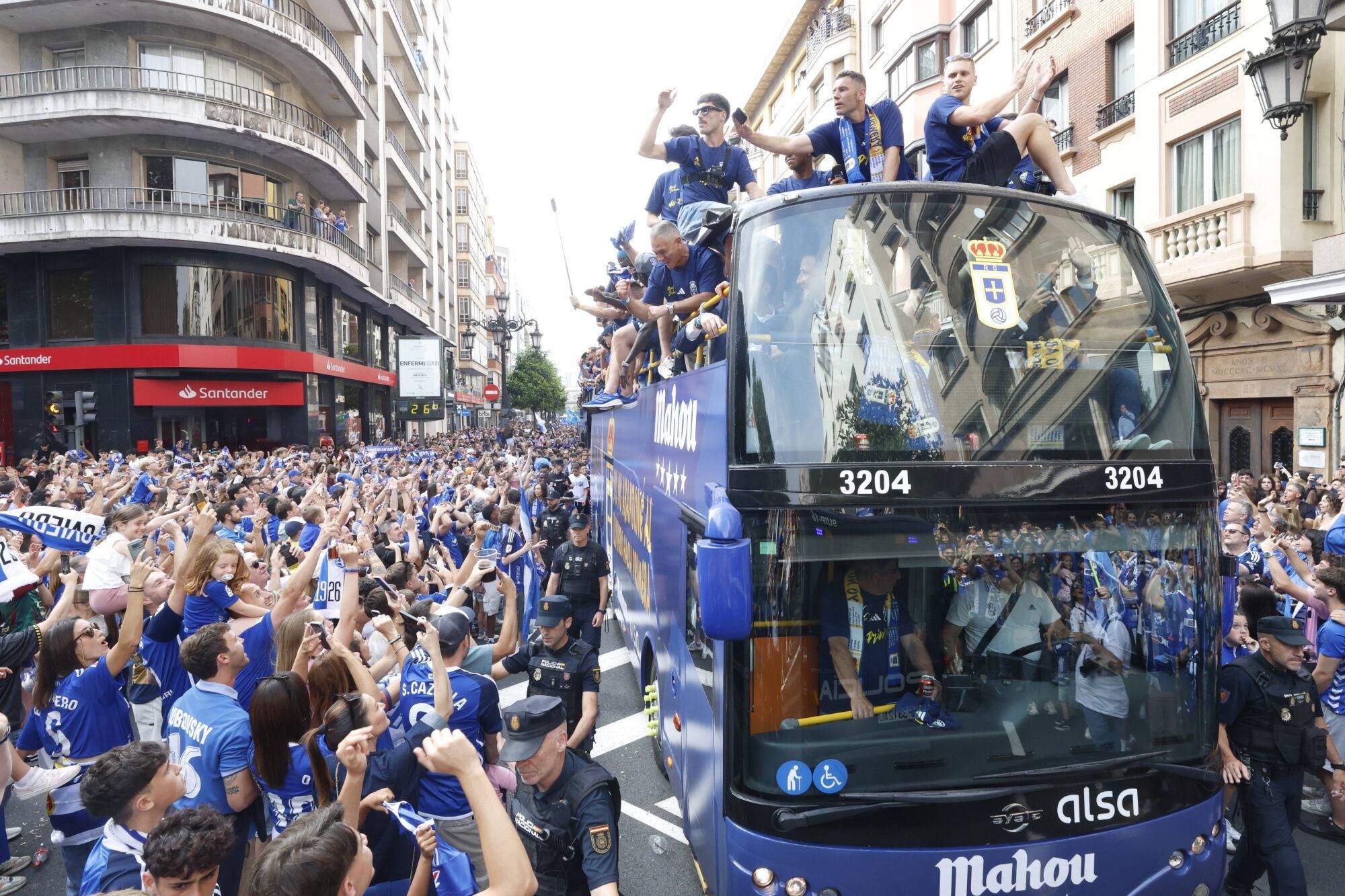 Locura azul en las calles de Oviedo para celebrar el ascenso del equipo a Primera División