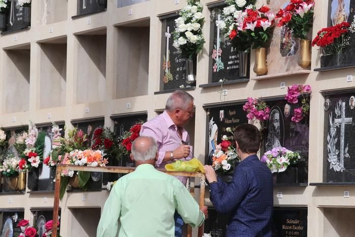 Día de Todos los Santos en el cementerio de Lorca