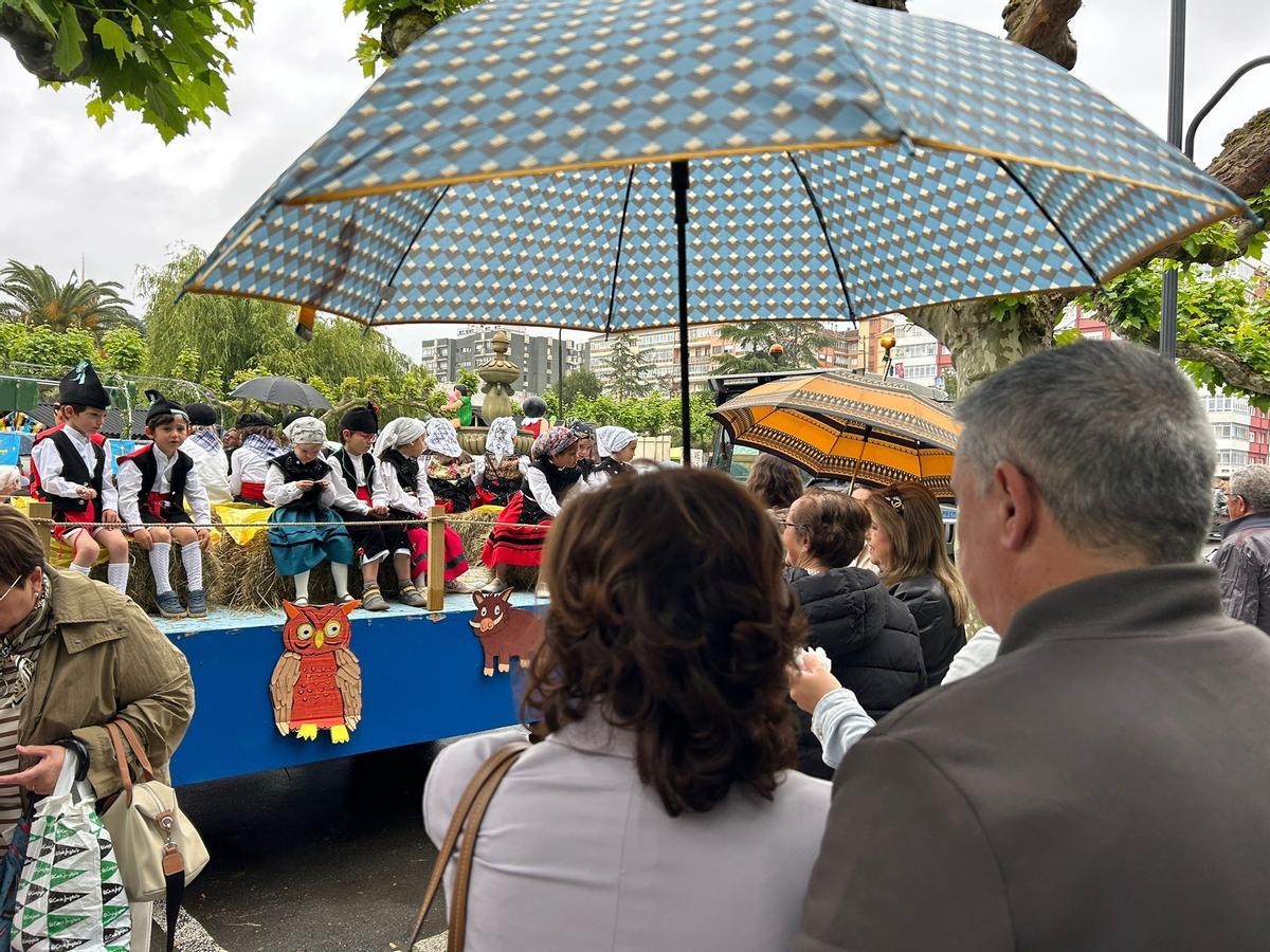 EN IMÁGENES: Castrillón se vuelca con la cabalgata de carrozas y xarrés