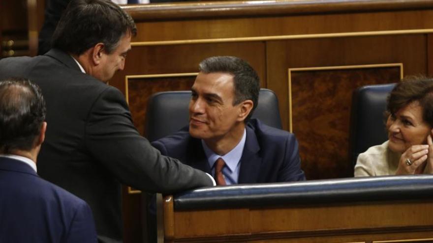 Sánchez habla con Aitor Esteban en el Congreso.