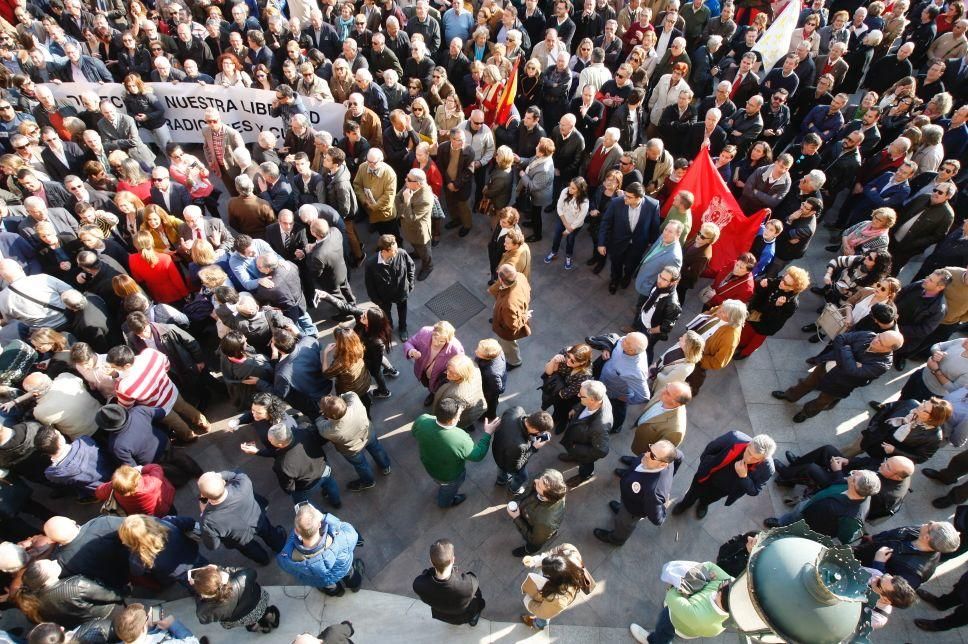 Los cofrades se manifiestan por la Semana Santa tradicional