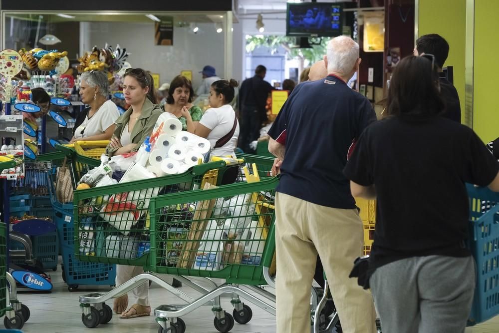 Acopio en supermercados por el coronavirus.