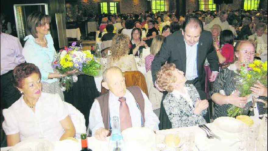 El alcalde de Llanera, en el centro, de pie, saluda a parte de los asistentes, ayer, a la celebración de San Isidro en Llanera.