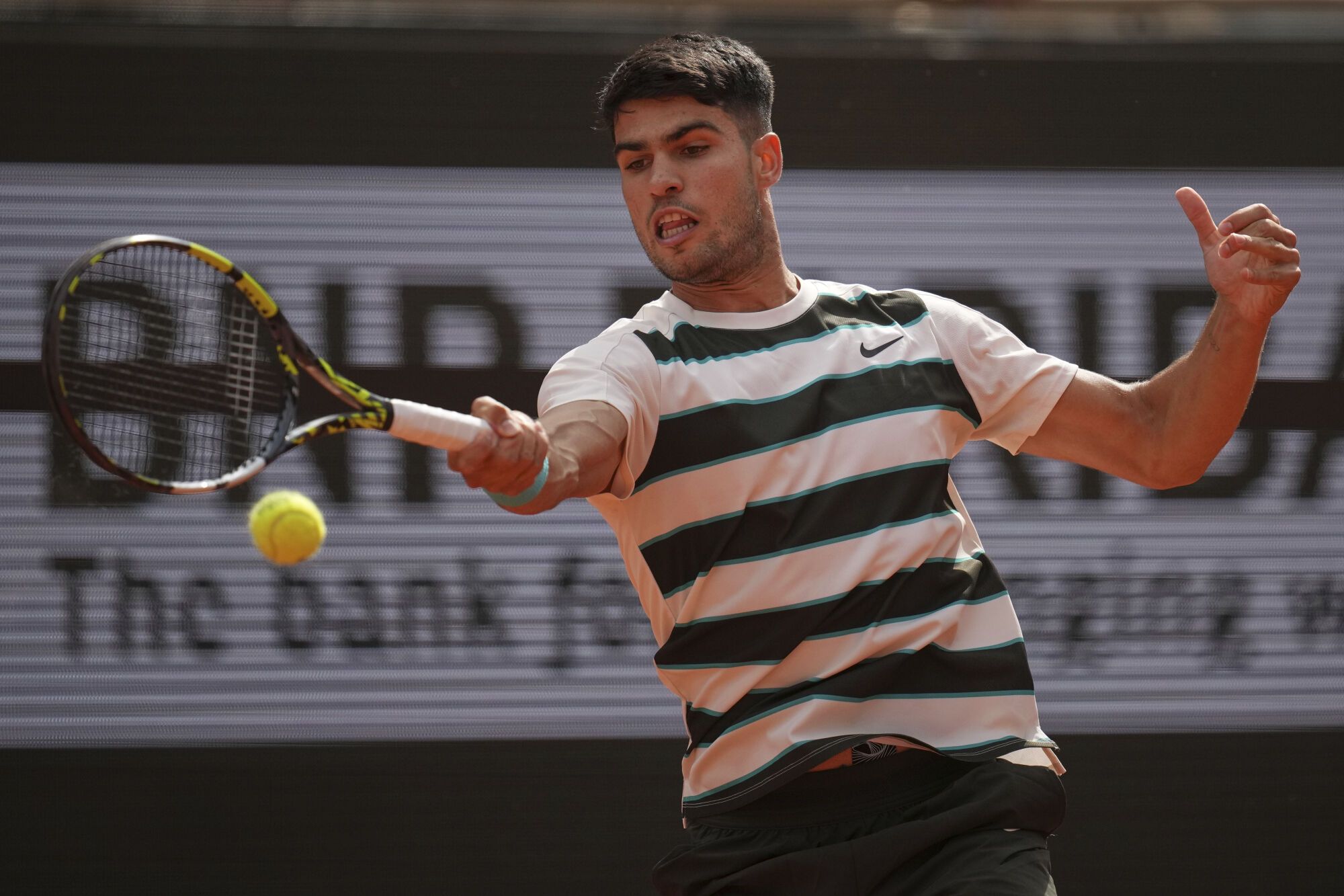 Spain's Carlos Alcaraz reBen Shelton of the U.S. during their fourth round match of the French Tennis Open, at the Roland-Garros stadium, in Paris, Sunday, June 1 2025. (AP Photo/Christophe Ena)