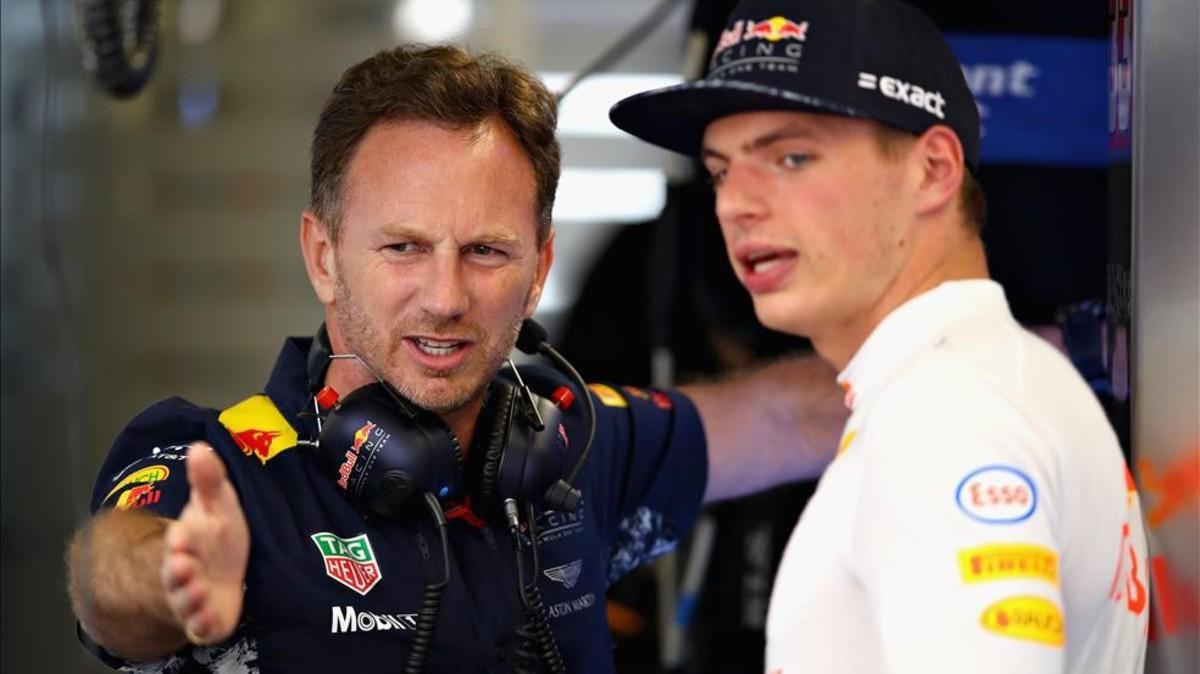 Verstappen discute con Horner en el box de Red Bull