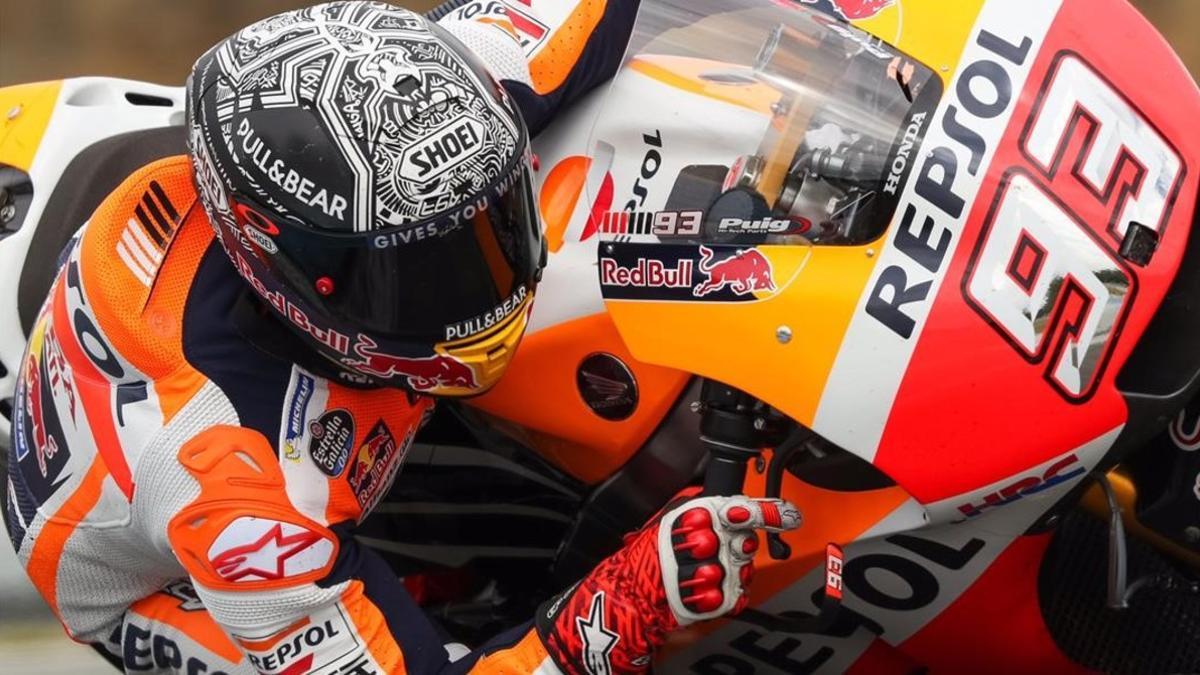 Marc Márquez acciona el freno delantero de su Honda unicamente con el índice de su mano derecha.