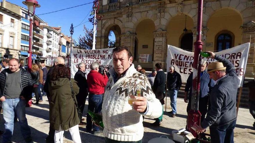 Protesta de los cosecheros, ayer, en Villaviciosa.