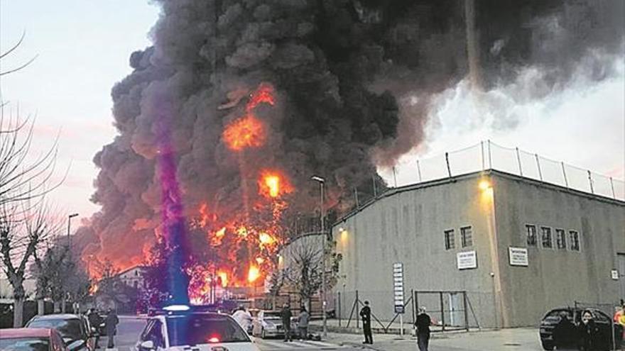 Espectacular incendio en una planta de disolventes en Barcelona