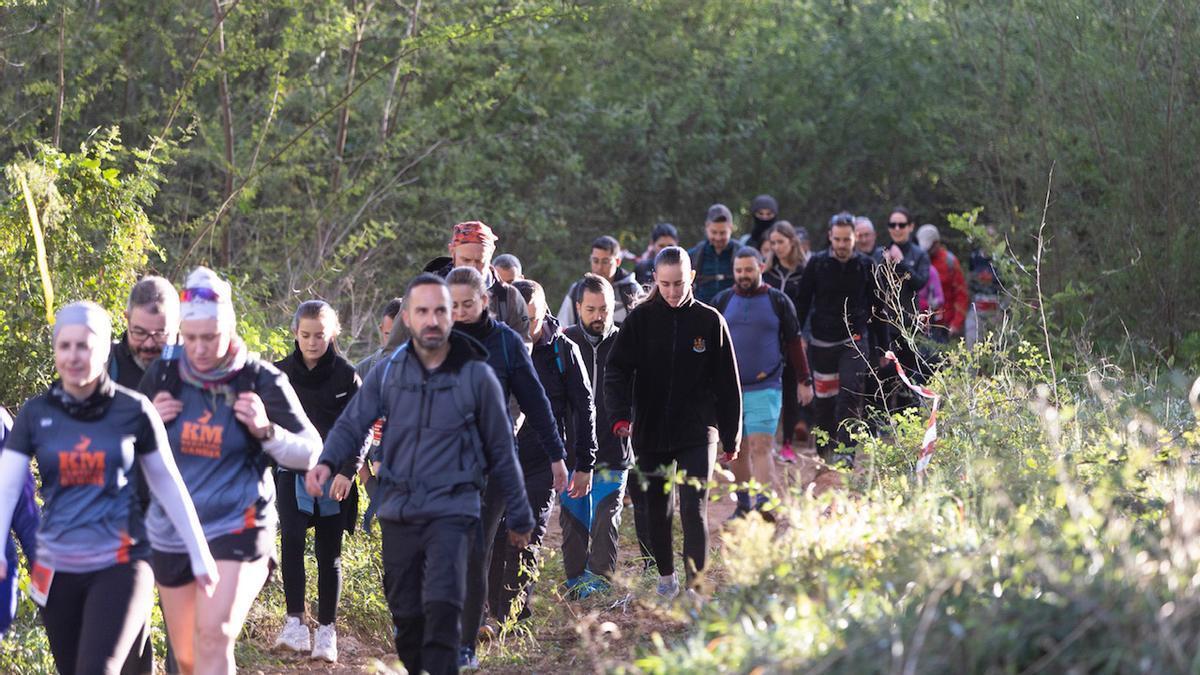 Un grupo de caminantes en el Km Vertical de 2024