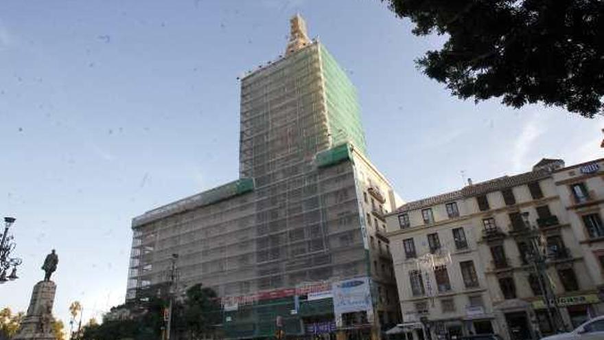 Edificio de La Equitativa con el andamiaje instalado.