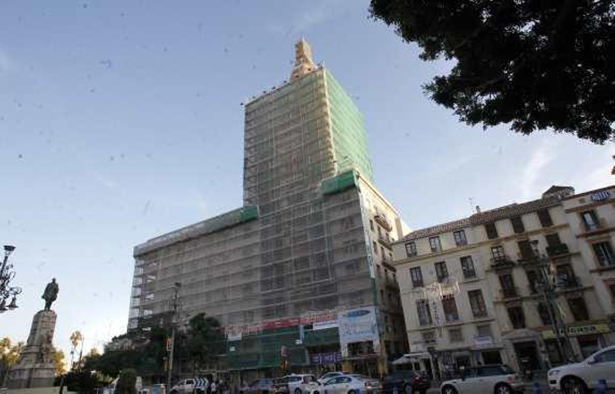 Edificio de La Equitativa con el andamiaje instalado.