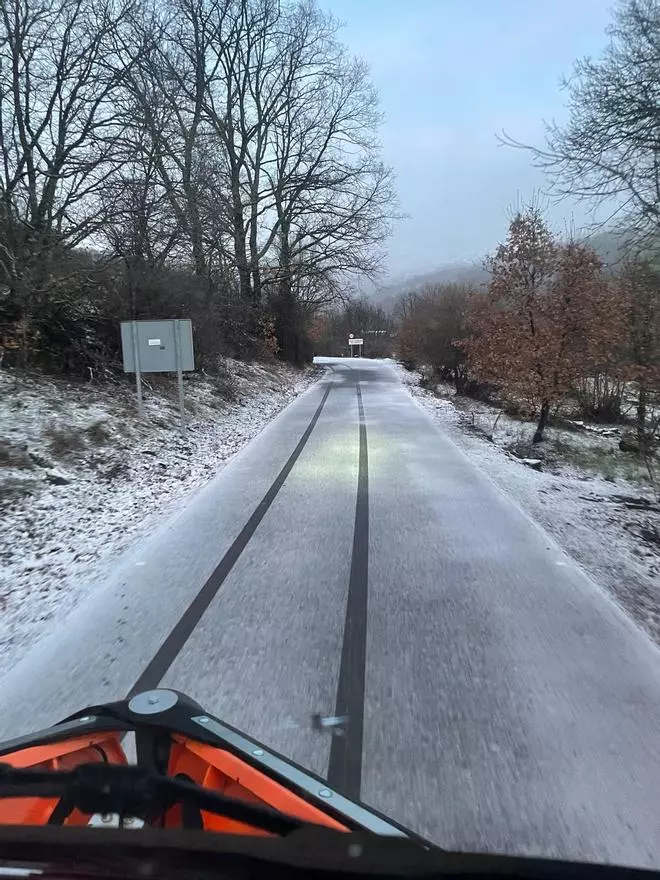 La nieve condiciona el tráfico en tres carreteras de la comarca de Sanabria