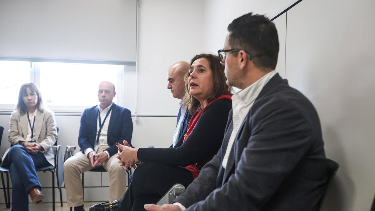 La consellera de Salud, Manuela García, en la reunión con las asociaciones oncológicas en el hospital de Ibiza.