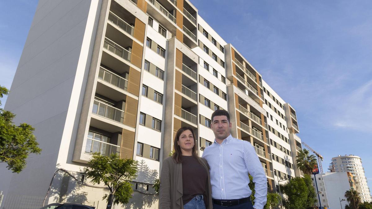 José Miguel i Lara Velardo, davant de l’edifici acabat a on han comprat una vivenda i que està atrapat pel col·lapse de Conselleria