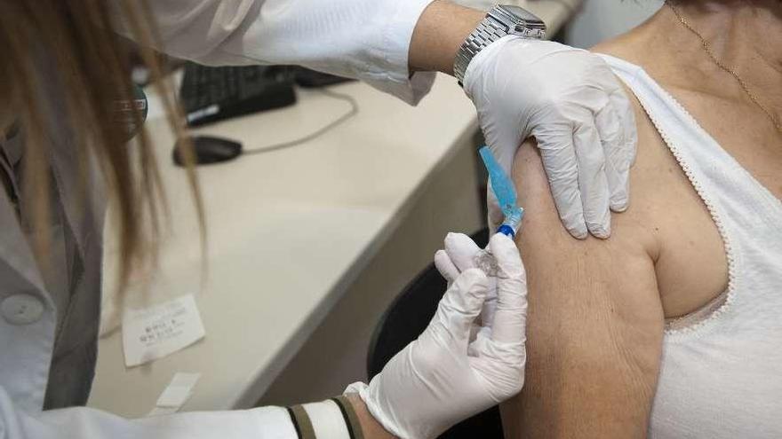 Una mujer se vacuna contra la gripe en un ambulatorio gallego.