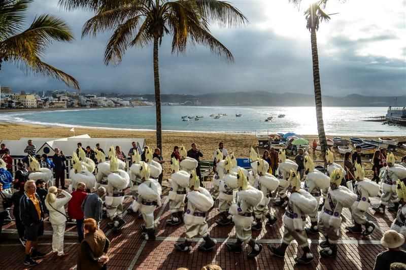 Carnaval al sol en la playa de Las Canteras