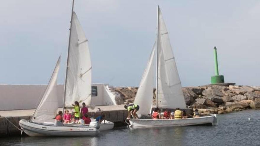 Limpieza de playas y jornada de puertas abiertas en la Escuela de Vela.