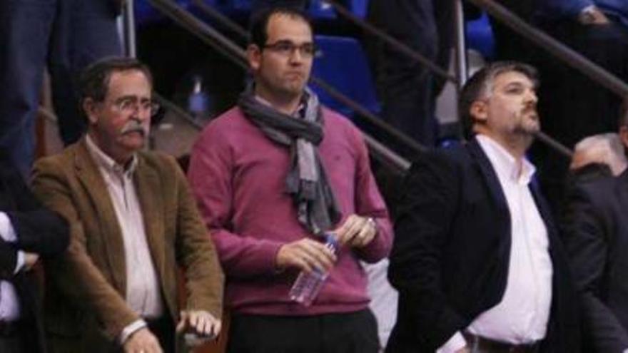 Los miembros del  consejo del Unicaja soportaron el chaparrón de críticas y permanecieron de pie, solos en el palco, hasta que el equipo –muy aplaudido– dejó la cancha de juego.