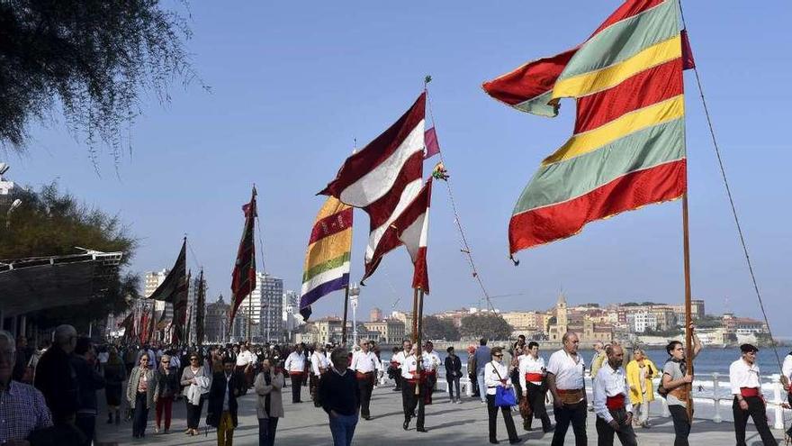 El desfile de pendones por el Muro de San Lorenzo.