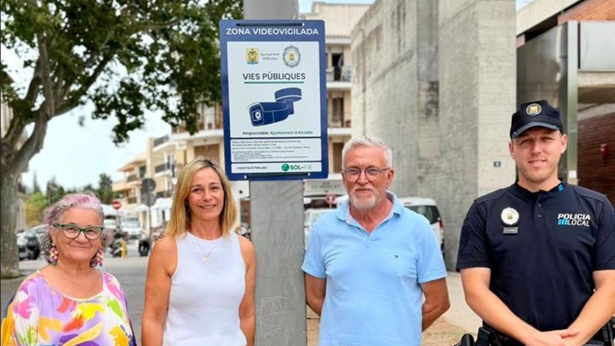 Las autoridades y mandos policiales han presentado el nuevo sistema de videovigilancia.