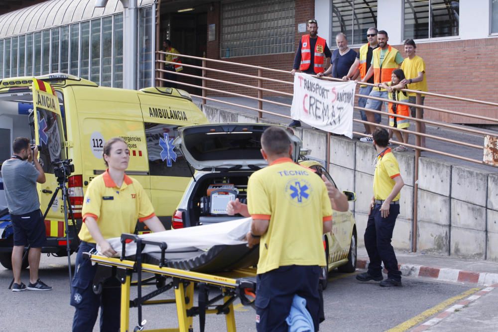 Vaga del transport sanitari gironí amb presència de piquets