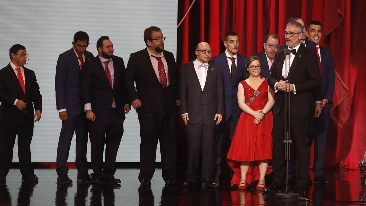 El equipo de 'Campeones', en el escenario de la gala de los Goya.